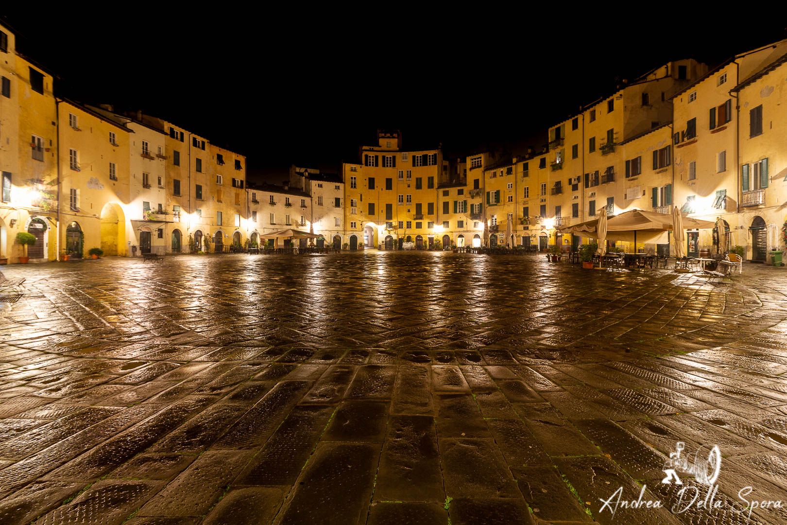 LUCCA – PIAZZA DELL’ANFITEATRO