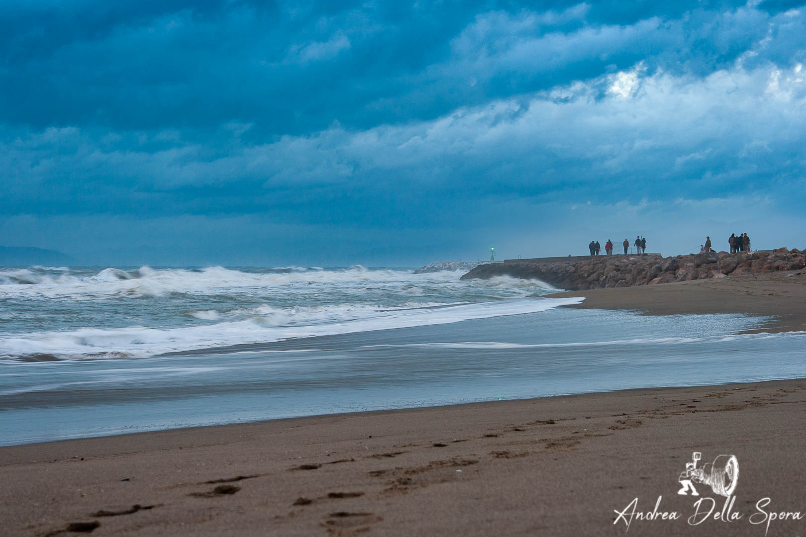 VIAREGGIO – MARE IN TEMPESTA