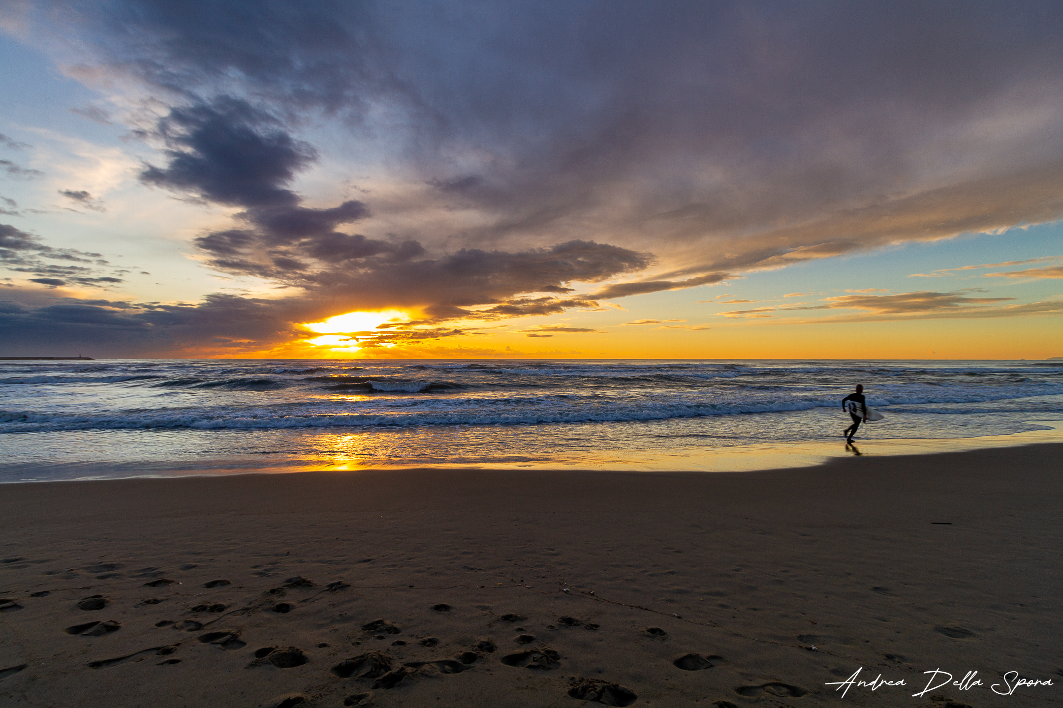 Surfando al tramonto