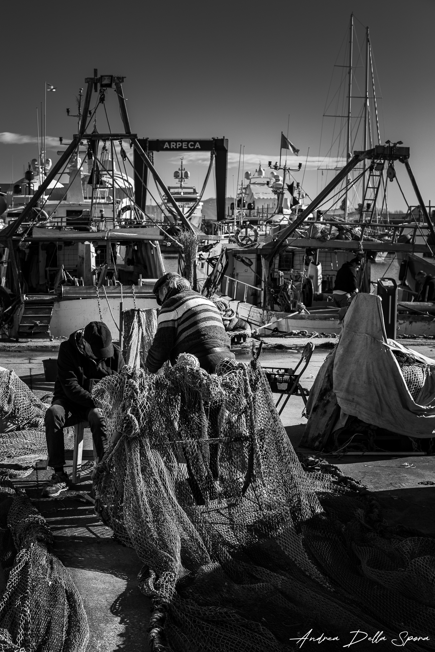 Pescatori riparano le reti