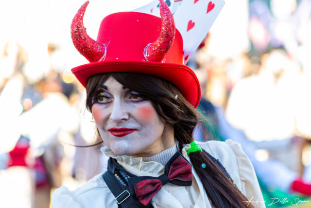Primo piano di una maschera colorata durante la sfilata del Carnevale di Viareggio