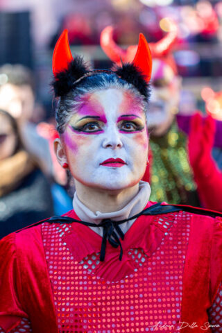 Primo piano di una maschera colorata durante la sfilata del Carnevale di Viareggio