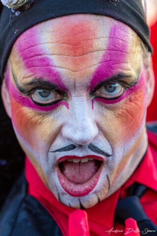 Primo piano di una maschera colorata durante la sfilata del Carnevale di Viareggio