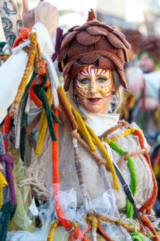 Primo piano di una maschera colorata durante la sfilata del Carnevale di Viareggio