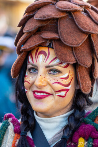 Primo piano di una maschera colorata durante la sfilata del Carnevale di Viareggio