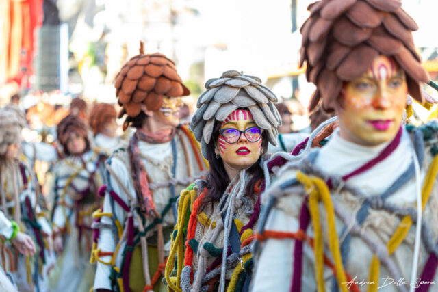 Primo piano di una maschera colorata durante la sfilata del Carnevale di Viareggio