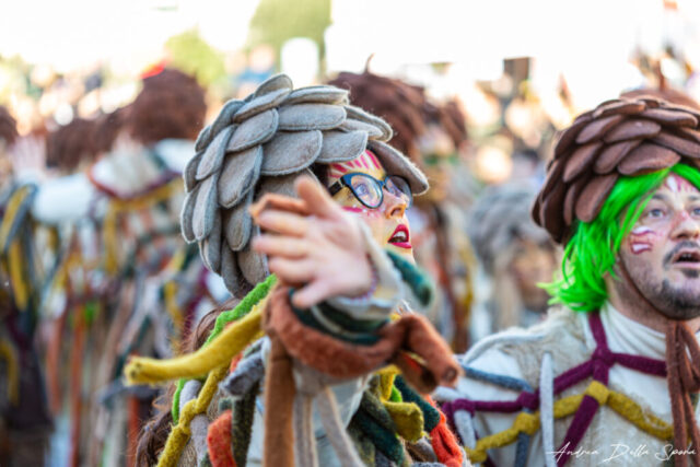 Primo piano di una maschera colorata durante la sfilata del Carnevale di Viareggio