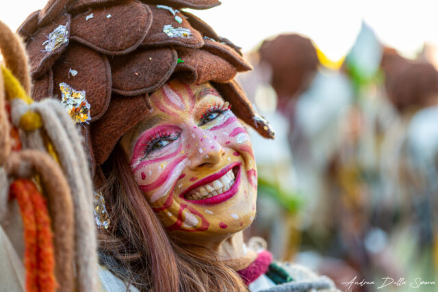 Primo piano di una maschera colorata durante la sfilata del Carnevale di Viareggio