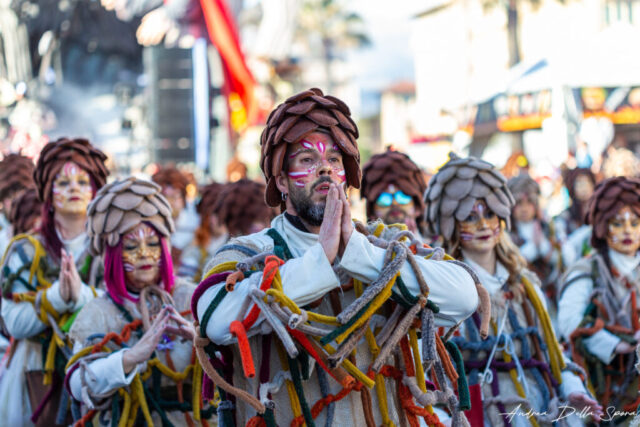 Primo piano di una maschera colorata durante la sfilata del Carnevale di Viareggio