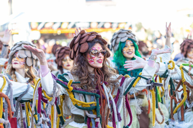 Primo piano di una maschera colorata durante la sfilata del Carnevale di Viareggio