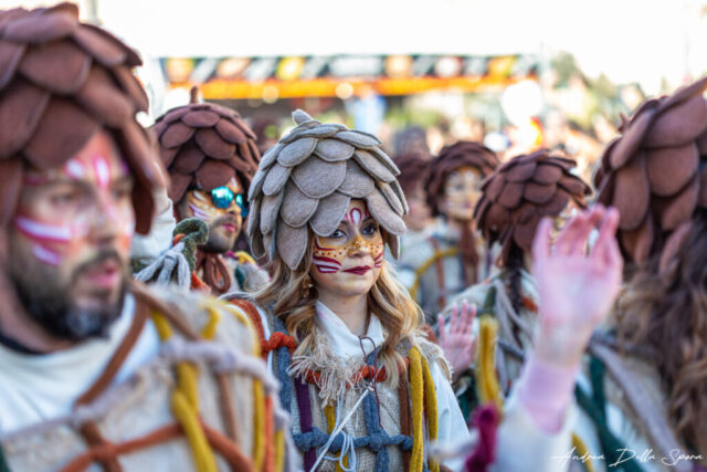 Primo piano di una maschera colorata durante la sfilata del Carnevale di Viareggio