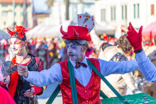Primo piano di una maschera colorata durante la sfilata del Carnevale di Viareggio