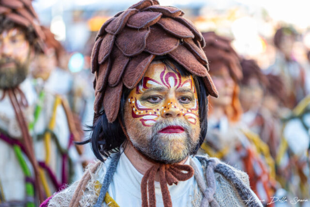 Primo piano di una maschera colorata durante la sfilata del Carnevale di Viareggio