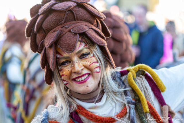 Primo piano di una maschera colorata durante la sfilata del Carnevale di Viareggio