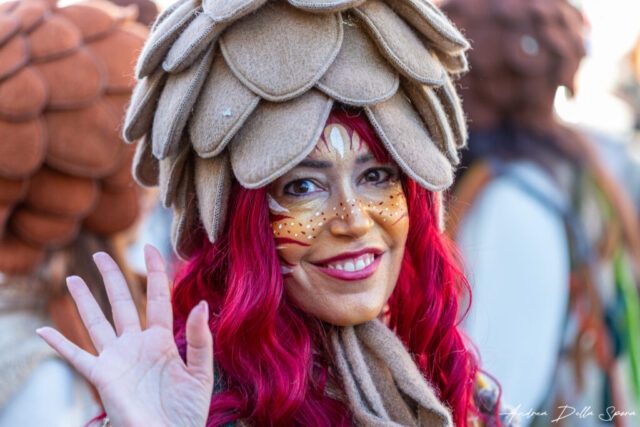 Primo piano di una maschera colorata durante la sfilata del Carnevale di Viareggio