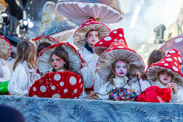 Primo piano di una maschera colorata durante la sfilata del Carnevale di Viareggio