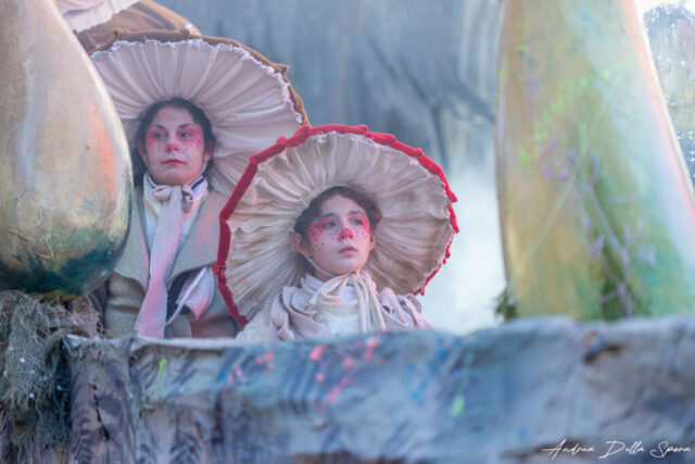 Primo piano di una maschera colorata durante la sfilata del Carnevale di Viareggio