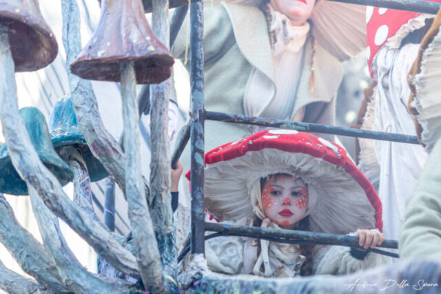 Primo piano di una maschera colorata durante la sfilata del Carnevale di Viareggio