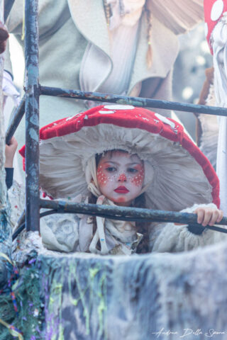 Primo piano di una maschera colorata durante la sfilata del Carnevale di Viareggio