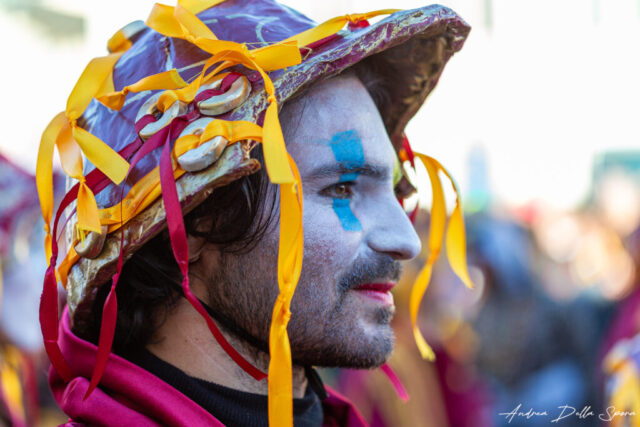 Primo piano di una maschera colorata durante la sfilata del Carnevale di Viareggio