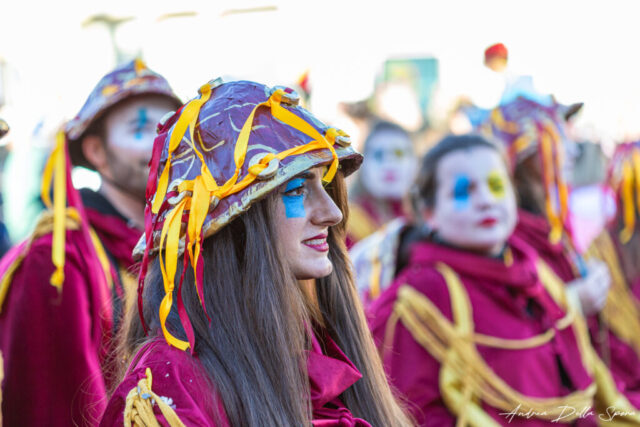 Primo piano di una maschera colorata durante la sfilata del Carnevale di Viareggio