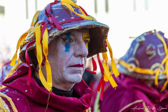 Primo piano di una maschera colorata durante la sfilata del Carnevale di Viareggio