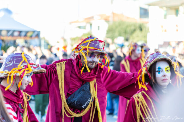 Primo piano di una maschera colorata durante la sfilata del Carnevale di Viareggio