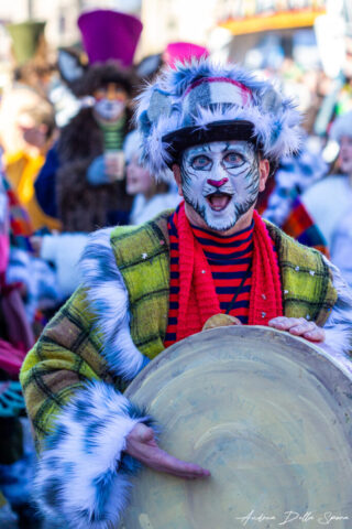 Primo piano di una maschera colorata durante la sfilata del Carnevale di Viareggio