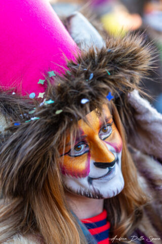 Primo piano di una maschera colorata durante la sfilata del Carnevale di Viareggio