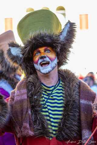 Primo piano di una maschera colorata durante la sfilata del Carnevale di Viareggio