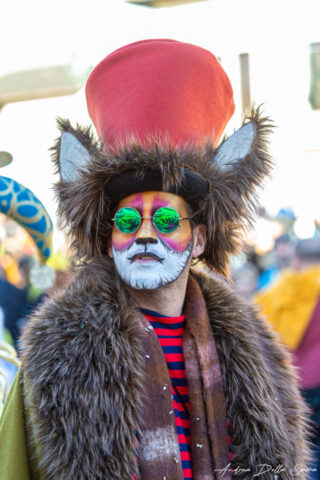 Primo piano di una maschera colorata durante la sfilata del Carnevale di Viareggio
