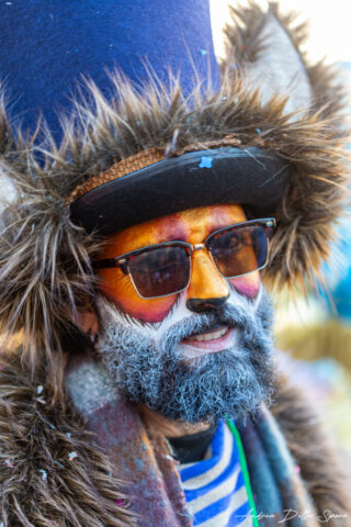 Primo piano di una maschera colorata durante la sfilata del Carnevale di Viareggio