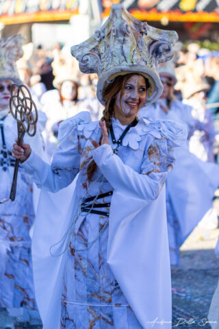 Primo piano di una maschera colorata durante la sfilata del Carnevale di Viareggio