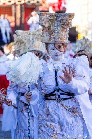 Primo piano di una maschera colorata durante la sfilata del Carnevale di Viareggio
