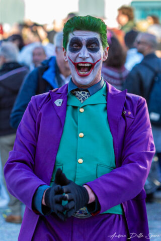 Primo piano di una maschera colorata durante la sfilata del Carnevale di Viareggio
