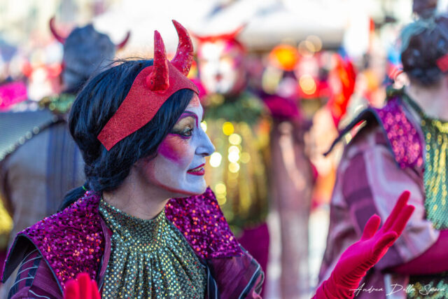 Primo piano di una maschera colorata durante la sfilata del Carnevale di Viareggio