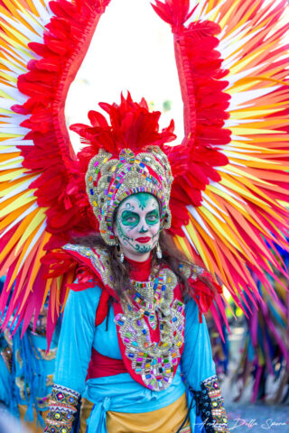 Primo piano di una maschera colorata durante la sfilata del Carnevale di Viareggio