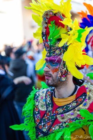 Primo piano di una maschera colorata durante la sfilata del Carnevale di Viareggio