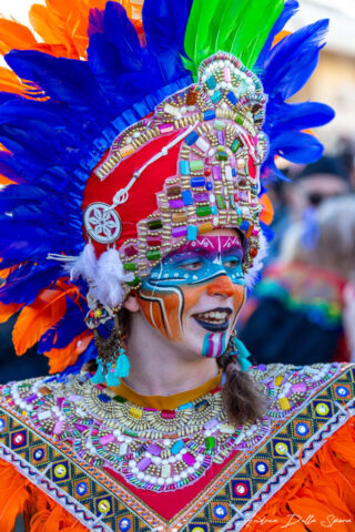 Primo piano di una maschera colorata durante la sfilata del Carnevale di Viareggio