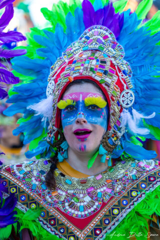 Primo piano di una maschera colorata durante la sfilata del Carnevale di Viareggio