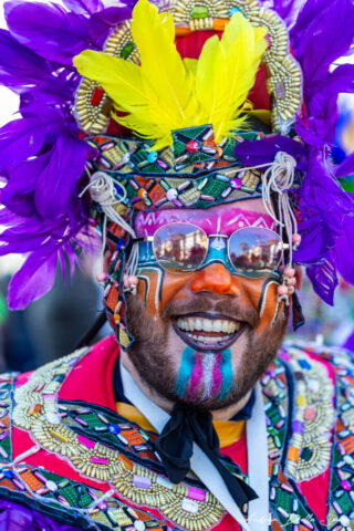 Primo piano di una maschera colorata durante la sfilata del Carnevale di Viareggio