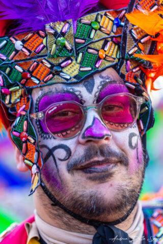 Primo piano di una maschera colorata durante la sfilata del Carnevale di Viareggio