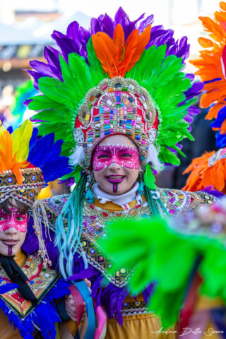 Primo piano di una maschera colorata durante la sfilata del Carnevale di Viareggio