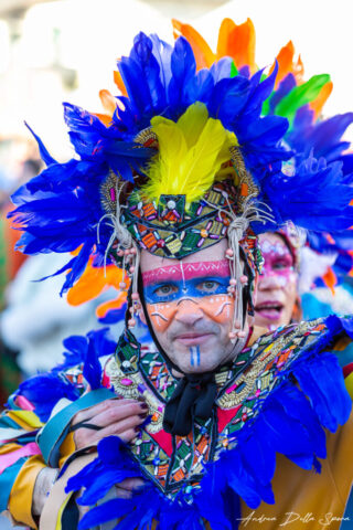 Primo piano di una maschera colorata durante la sfilata del Carnevale di Viareggio