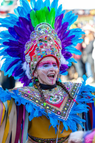 Primo piano di una maschera colorata durante la sfilata del Carnevale di Viareggio
