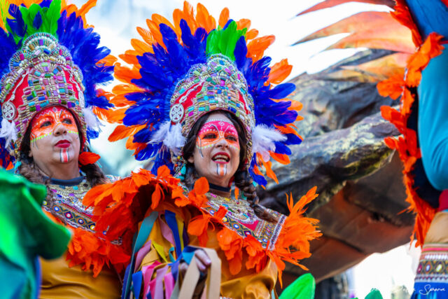 Primo piano di una maschera colorata durante la sfilata del Carnevale di Viareggio