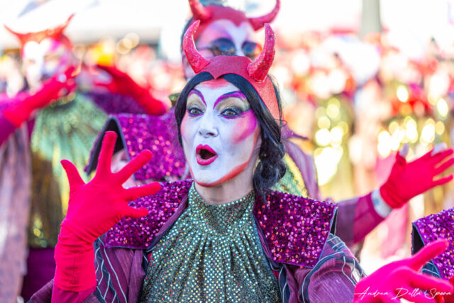 Primo piano di una maschera colorata durante la sfilata del Carnevale di Viareggio