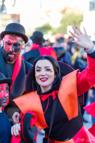 Primo piano di una maschera colorata durante la sfilata del Carnevale di Viareggio