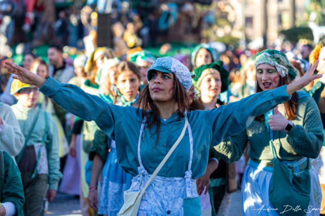 Primo piano di una maschera colorata durante la sfilata del Carnevale di Viareggio