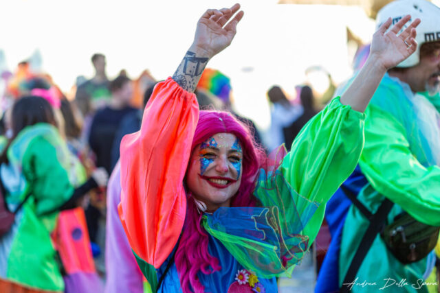 Primo piano di una maschera colorata durante la sfilata del Carnevale di Viareggio